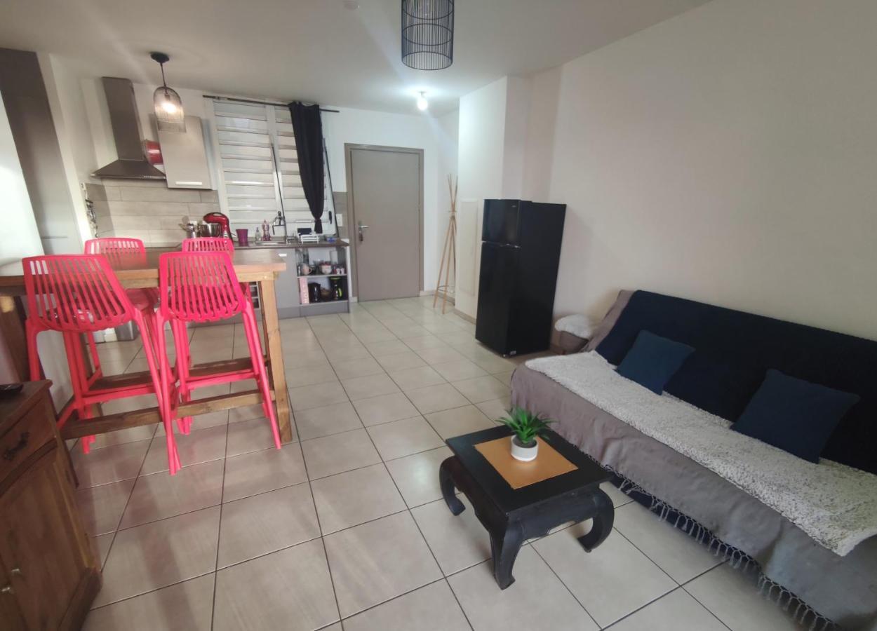 Location Saisonniere Meublee F2 St Leu Face Ocean A 1 Min Plage Apartment Saint-Leu Luaran gambar